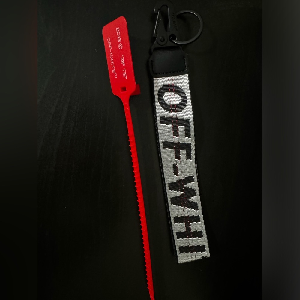 OFF WHITE Short Small Key Lanyard Silver and black with product bag, NWT